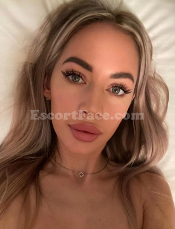 Eva EscortFace Corum