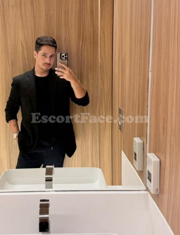 THEO male escort Lamia