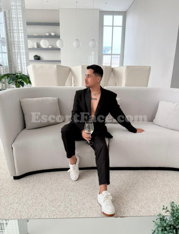 THEO male escort Larissa